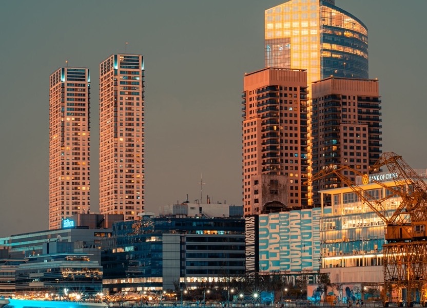 Edificios de Puerto Madero al atardecer, Buenos Aires: barrios que más subieron de precio