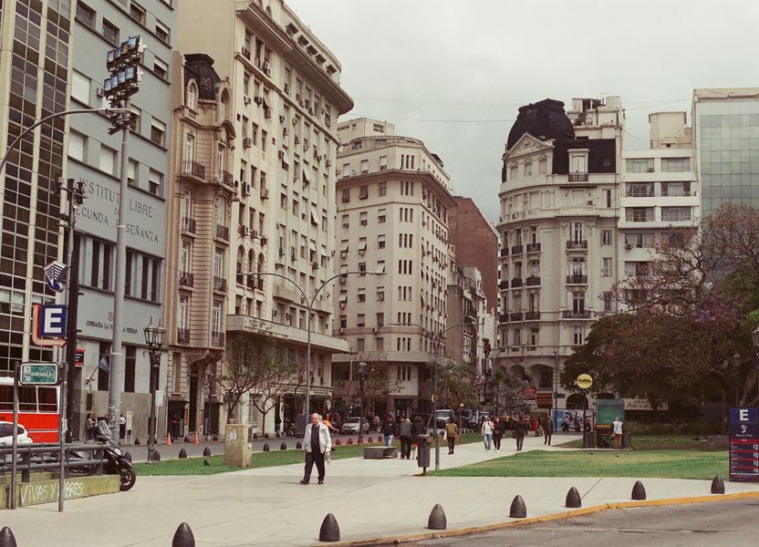 Calle del centro porteño con edificios clásicos de oficinas: reconversión del microcentro